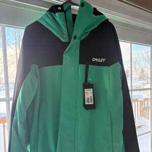 Brand New Men's Small Oakley Ski Jacket.